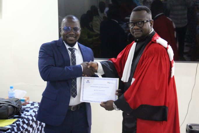 Remise de Diplomes aux auditeurs Guinéens Remise de Diplomes aux auditeurs Guinéens